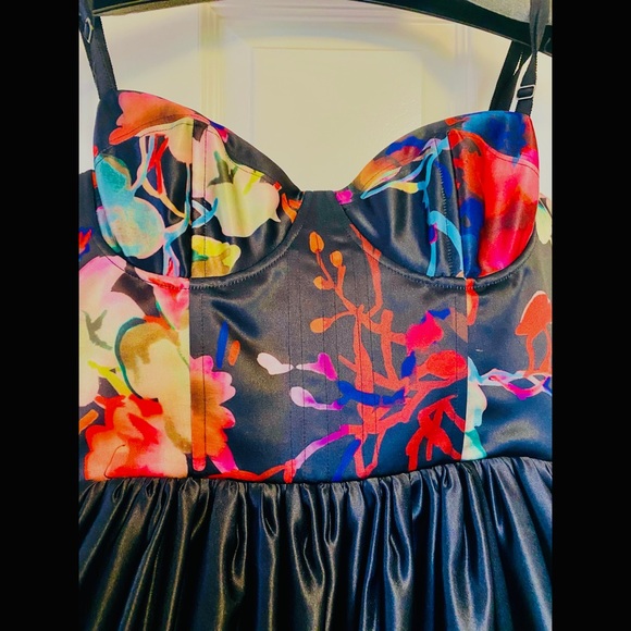 Alice + Olivia Gown - Picture 4 of 5